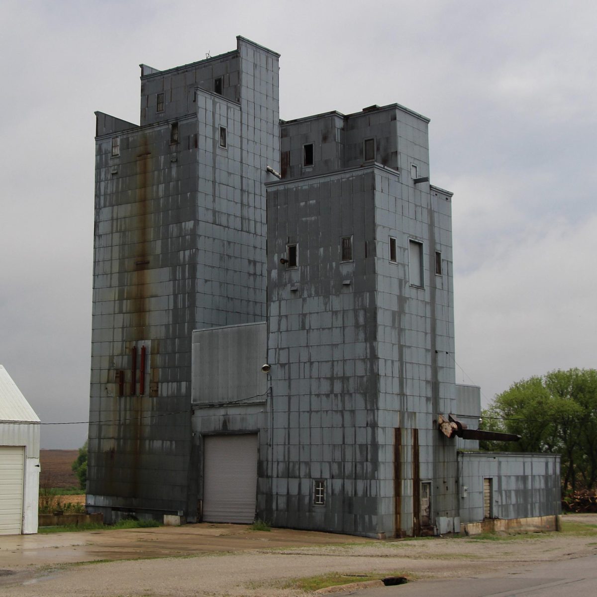 The Zearing grain elevator where the auger accident happened in October 1975. This photo was taken in 2019, and the elevator was destroyed in the 2020 derecho. (Photo: Tom McLaughlin via Flickr)